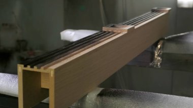 Çağdaş inşaat metodlarında kullanılan güzel bir ahşap kiriş, karmaşık kanallar sergiliyor. Medya