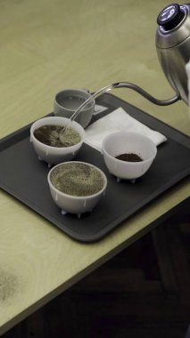 Tadım bardaklarıyla kahve içmenin detaylı ve kapsamlı bir görüntüsü hazır ve demleme işlemi için hazır. Medya