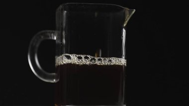 Dinamik ve görsel açıdan çarpıcı bir içecek ustalıkla cam sürahiye dökülüyor. Medya