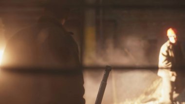 İşçiler loş, dumanlı bir ortamda sanayi görevlerine dalmış dramatik ve büyüleyici bir aydınlatma sergiliyorlar. Menkul Kıymetler