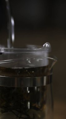 Bir zerk makinesindeki canlı çay yapraklarını kapatın ve enfes çay karışımları yapma sanatını vurgulayın. Medya