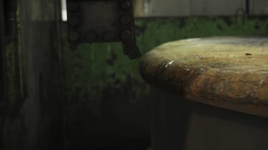 Endüstriyel bir ortamda yıpranmış yeşil bir zemin içeren eski, paslı metalik bir yüzeye yakından bakmak. Menkul Kıymetler