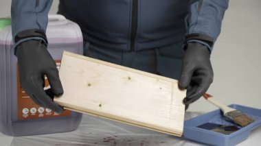 Bu video, ahşap işçiliği üzerine yaratıcı bir projeye girişen bir kişinin ahşap, boya ve aletlerle el işi yaptığını gösteriyor. Yaratıcı