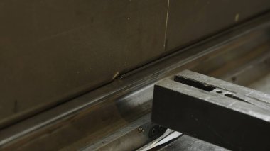 Çeşitli metal işçiliğinin ustalığını ve ustalığını gözler önüne seren çeşitli araçların detaylı bir yakın çekimi. Medya