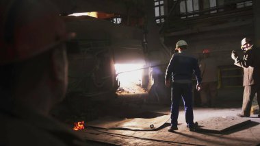 Yüksek verimli bir endüstriyel çelik fabrikasında, işçiler erimiş metal süreçlerini ustalıkla yönetir ve denetlerler. Menkul Kıymetler