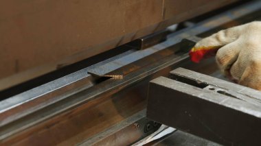 Çeşitli metal işçiliğinin ustalığını ve ustalığını gözler önüne seren çeşitli araçların detaylı bir yakın çekimi. Medya