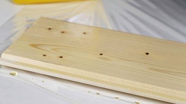 Bir zanaatkar ustalıkla ahşap üzerine leke sürerek tahılını geliştirir. İzleyiciler zengin renk elde etmek için tekniklere değer verecek, DIY için ideal. Yaratıcı