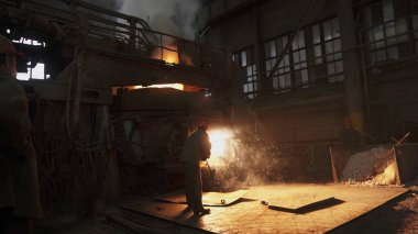 Fabrikaya erimiş metal döken bir sanayi işçisi, işçilik ve üretim süreçlerini sergiliyor. Menkul Kıymetler