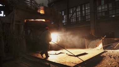 Endüstriyel bir tesiste metalin eritildiği büyüleyici bir manzara, içerdiği ısı ve işçiliği gösteriyor. Menkul Kıymetler