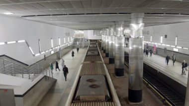 Metro treni bir yeraltı platformuna yanaşıyor.