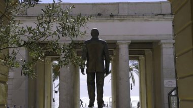İtalya 'nın eski başkanı Sandro Pertini' nin bronz heykeli Savona, Liguria, İtalya 'da, denize bakan