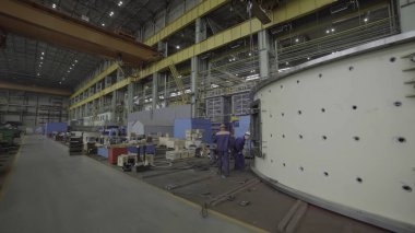 Geniş bir endüstriyel üretim tesisi. Büyük makineleri ve gerekli üretim ekipmanları var. Menkul Kıymetler