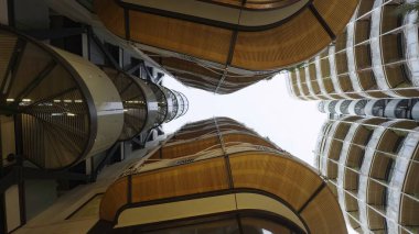 Fütürist bir binada spiral merdivenleri olan modern mimari