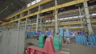 Düzenli bir şekilde düzenlenmiş bir dizi makine ve ekipmanı gösteren geniş bir endüstriyel tesis. Menkul Kıymetler