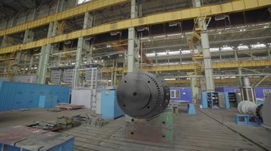 Düzenli bir şekilde düzenlenmiş bir dizi makine ve ekipmanı gösteren geniş bir endüstriyel tesis. Menkul Kıymetler