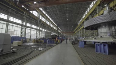 Büyük ve geniş bir fabrika ortamında ağır makineler ve çok sayıda aktif işçi üretiliyordu. Menkul Kıymetler