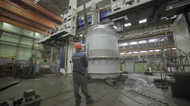 Olağanüstü hassas mühendislik becerileri gösteren, üretimdeki karmaşık bir endüstriyel makine. Menkul Kıymetler