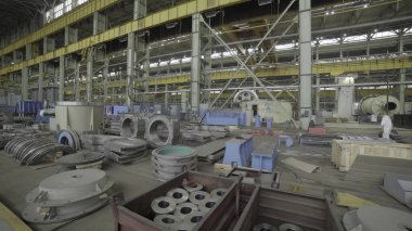 Burası çeşitli makine, ekipman ve parçalarla dolu çok geniş bir sanayi deposu. Menkul Kıymetler