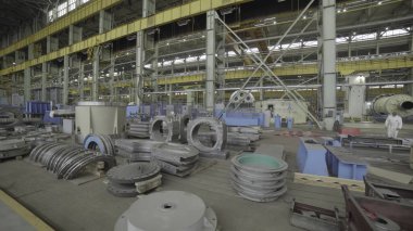 Burası çeşitli makine, ekipman ve parçalarla dolu çok geniş bir sanayi deposu. Menkul Kıymetler