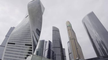 Günümüzün dinamik kentsel manzaralarını gerçekten tanımlayan ve şekillendiren nefes kesici modern gökdelenleri araştırın. Eylem