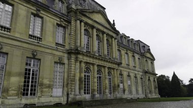 İnce ışıklandırma varyasyonları Sur Marne Şatosu 'nun mimari detaylarını vurgular.