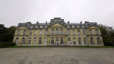 Champs sur marne kalesi görkemli bir şekilde ayakta duruyor, mimari ihtişamını sergiliyor.