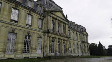 İnce ışıklandırma varyasyonları Sur Marne Şatosu 'nun mimari detaylarını vurgular.