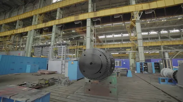 Düzenli bir şekilde düzenlenmiş bir dizi makine ve ekipmanı gösteren geniş bir endüstriyel tesis. Menkul Kıymetler