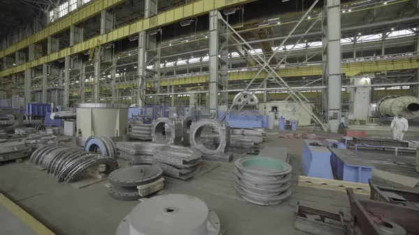 Burası çeşitli makine, ekipman ve parçalarla dolu çok geniş bir sanayi deposu. Menkul Kıymetler