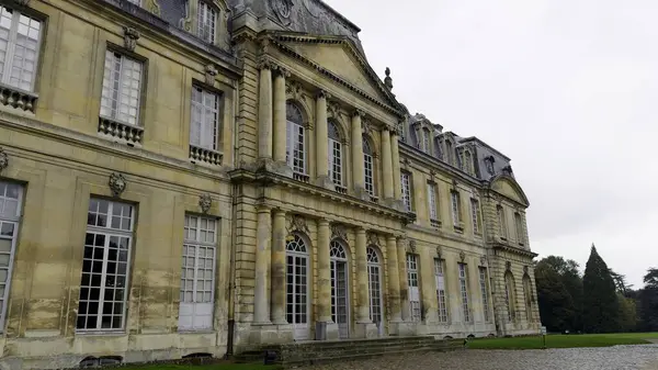 İnce ışıklandırma varyasyonları Sur Marne Şatosu 'nun mimari detaylarını vurgular.