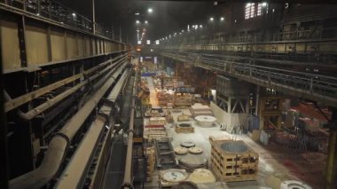 Operasyon sırasında çelik fabrikasında endüstriyel ekipman ve altyapı