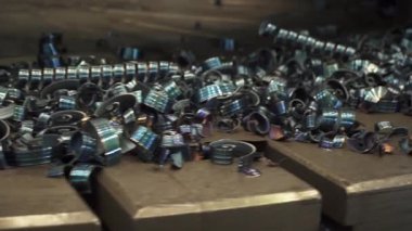 Endüstriyel metal işleme süreci sırasında makinede biriken metal talaşları