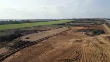 Yol yapımı sırasında buldozer zemini düzleştiriyor