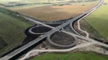 İnşaat işçileri yeni bir otoyol kavşağı inşa ediyorlar