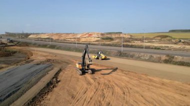 İnşaat makineleri yeni bir yola zemin hazırlıyor.