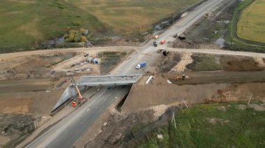 İnşaat işçileri bir otoyol üst geçidi inşa ediyorlar.