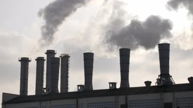 Gündüz vakti endüstriyel bacalardan yükselen duman