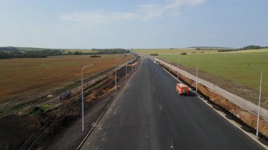 İnşaat işçileri kırsal alanda yeni bir otoyol inşa ediyorlar.