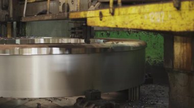 Endüstriyel torna ile düzeltilen büyük metal halka