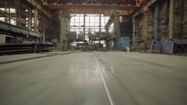 Metal plakalar büyük bir fabrika ortamında endüstriyel kaynak teknikleri kullanılarak birleştirilir.