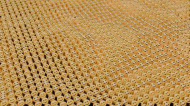 Binlerce renkli emojishaped elementten oluşan çarpıcı bir görsel tasvir büyüleyici bir şablon oluşturuyor.