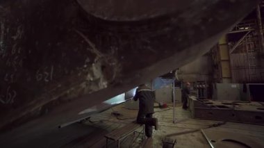 Profesyonel kaynakçı metal bölümlerini birleştirmek için özel ekipman kullanır ve güçlü ve dayanıklı yapılar yaratır.