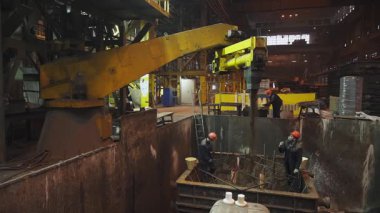 Dökümhanede erimiş metal dökme sanayi süreci