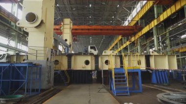 Geniş bir fabrika ortamında büyük endüstriyel ekipman montaj süreci