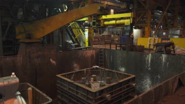 Erimiş metal endüstriyel üretim tesisinde büyük bir kalıba dökülür.