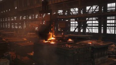 Erimiş metalin çelik fabrikasında küflendiğini gösteren endüstriyel bir süreç.