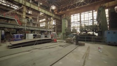 Fabrika işçisi endüstriyel bir metal fabrikasında yürüyor.