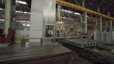 Büyük endüstriyel planör metal parçaları işleyen fabrika ortamında.