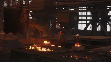 Dökümhaneye dökülen erimiş metali içeren endüstriyel süreç dökümhane işçilerinin uzmanlığını gözler önüne seriyor.