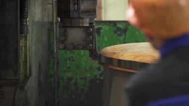 Metal işleme fabrikada endüstriyel makine ile son model yuvarlak metal detay ve işçi denetleme süreci
